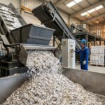 Molino industrial triturando documentos confidenciales y balas de papel para reciclaje en la planta de Elimina® S.L. en el Polígono Can Valero de Palma